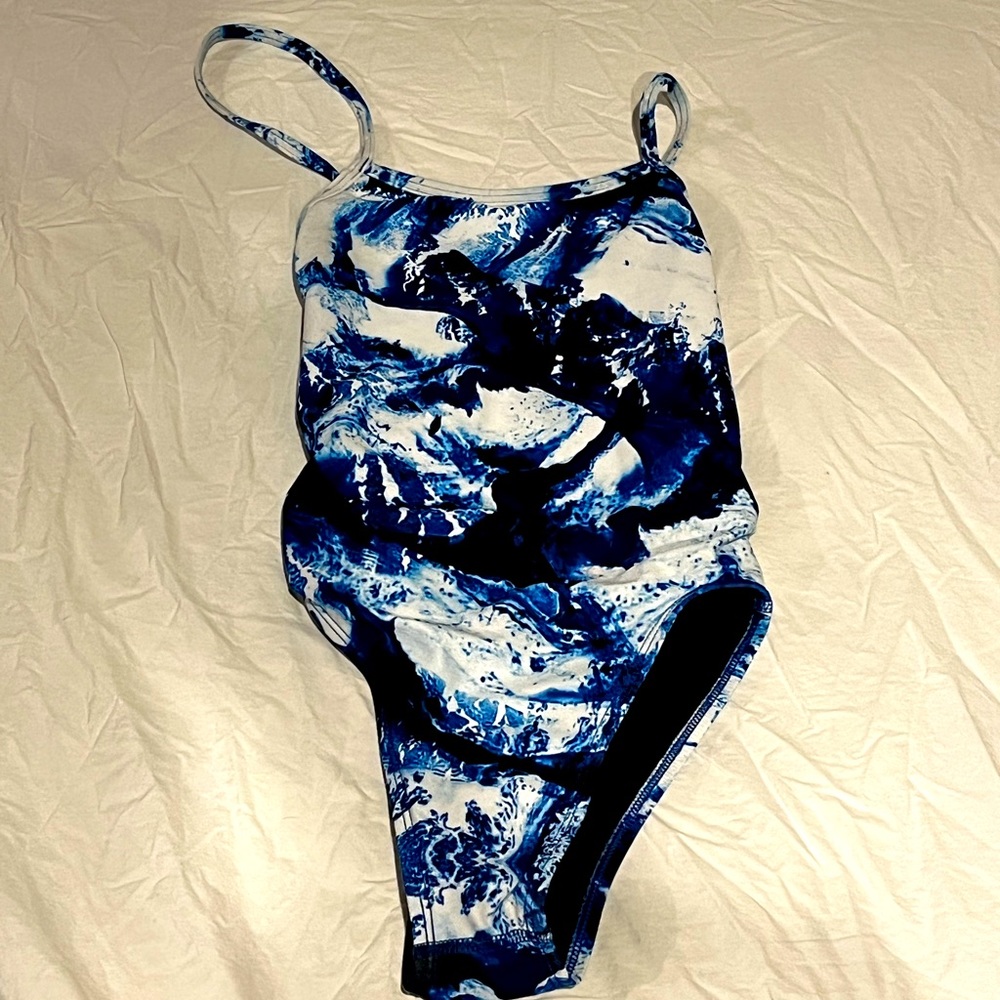 Jolyn, fixed back. visible pilling, noticeable from back only. Worn 10 times.